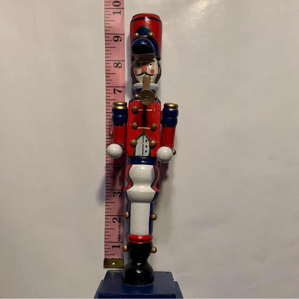 GUC Christmas Decor: Wooden Nutcracker Statue, Lightweight, Vintage - Picture 8 of 11
